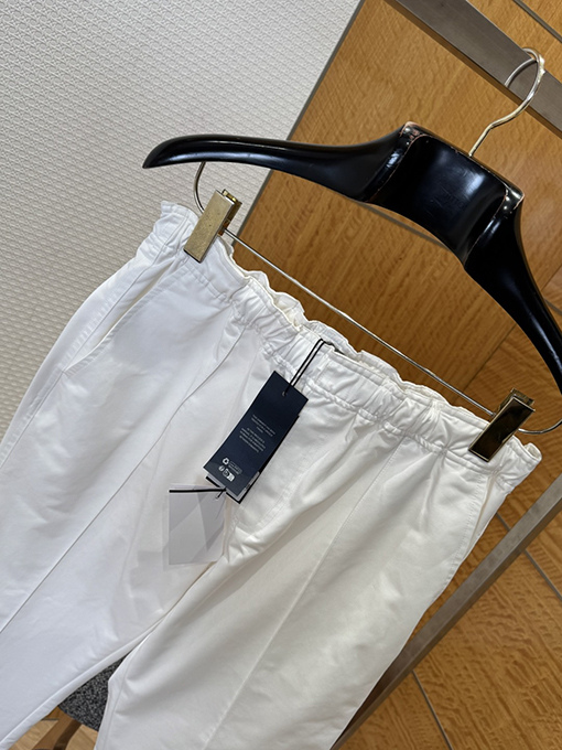 ディオールスーパーコピー Christian Dior Coutureスズランの刺繍入りジャケットとストレートレッグパンツのスーツ