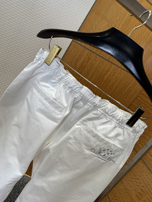 ディオールスーパーコピー Christian Dior Coutureスズランの刺繍入りジャケットとストレートレッグパンツのスーツ