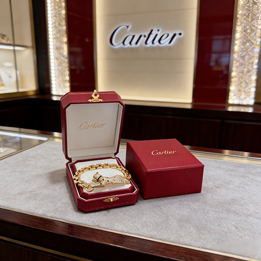 カルティエ ダイヤモンドがちりばめられたパンサーのブレスレット