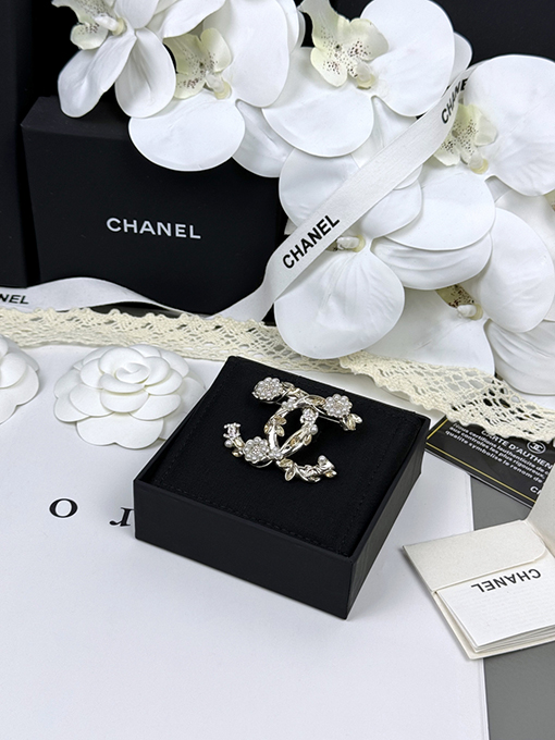 シャネルブランドコピー つる葉真珠花マーキーズカットダブルCブローチ