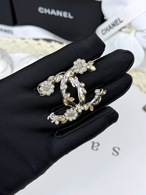 シャネルブランドコピー つる葉真珠花マーキーズカットダブルCブローチ