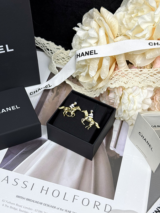 シャネル 乗馬のエナメルイヤリング