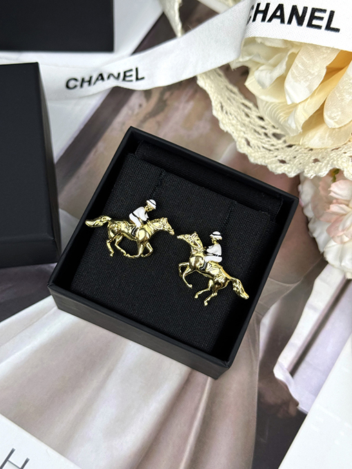 シャネル 乗馬のエナメルイヤリング