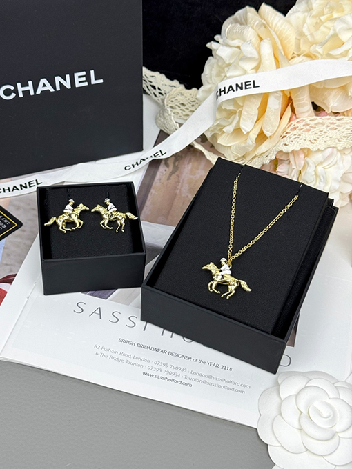 シャネル 乗馬のエナメルイヤリング