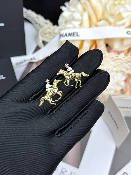 シャネル 乗馬のエナメルイヤリング