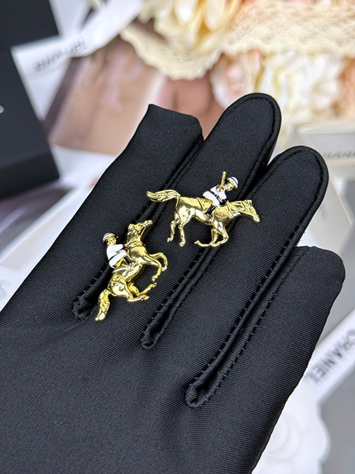 シャネル 乗馬のエナメルイヤリング