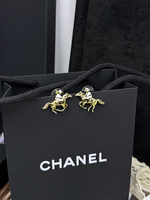 シャネル 乗馬のエナメルイヤリング