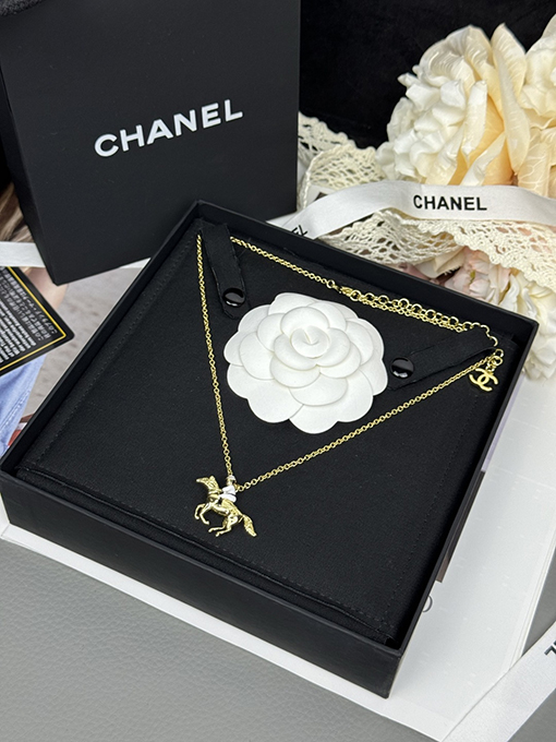 シャネルブランドスーパーコピー 乗馬のエナメルネックレス