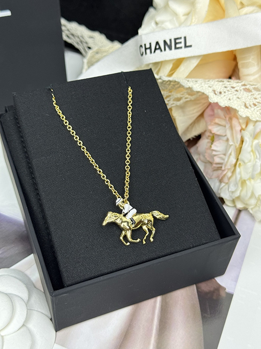 シャネルブランドスーパーコピー 乗馬のエナメルネックレス