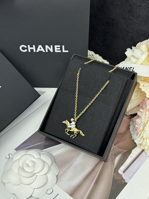 シャネルブランドスーパーコピー 乗馬のエナメルネックレス