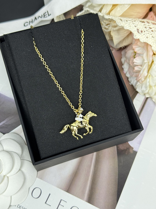 シャネルブランドスーパーコピー 乗馬のエナメルネックレス