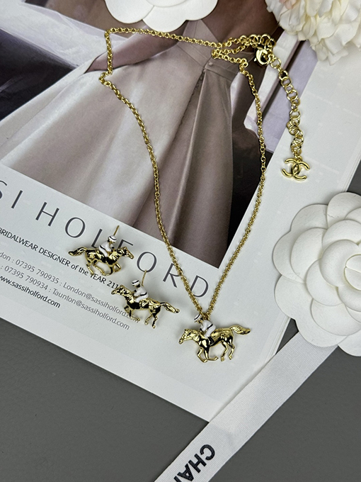 シャネルブランドスーパーコピー 乗馬のエナメルネックレス