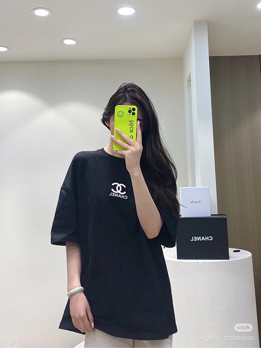 シャネル Chanel クラシックなロゴ入り、ダメージをした厚のラバープリントの半袖Tシャツ