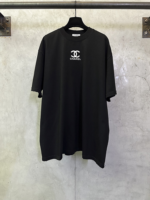 シャネル Chanel クラシックなロゴ入り、ダメージをした厚のラバープリントの半袖Tシャツ