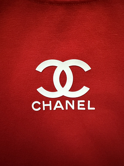 シャネル Chanel クラシックなロゴ入り、ダメージをした厚のラバープリントの半袖Tシャツ