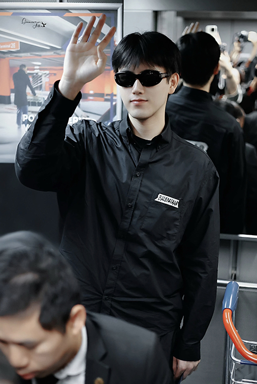 バレンシアガ BALENCIAGA クラシックなテープ付き長袖シャツ