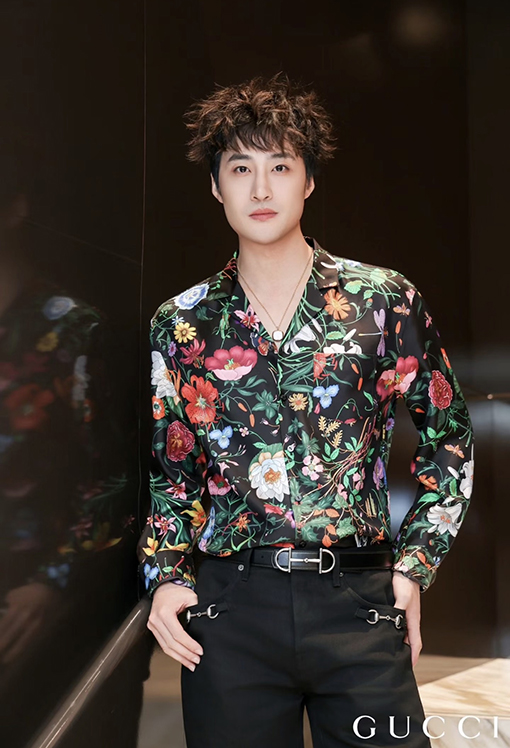 グッチ 花柄の長袖シャツ