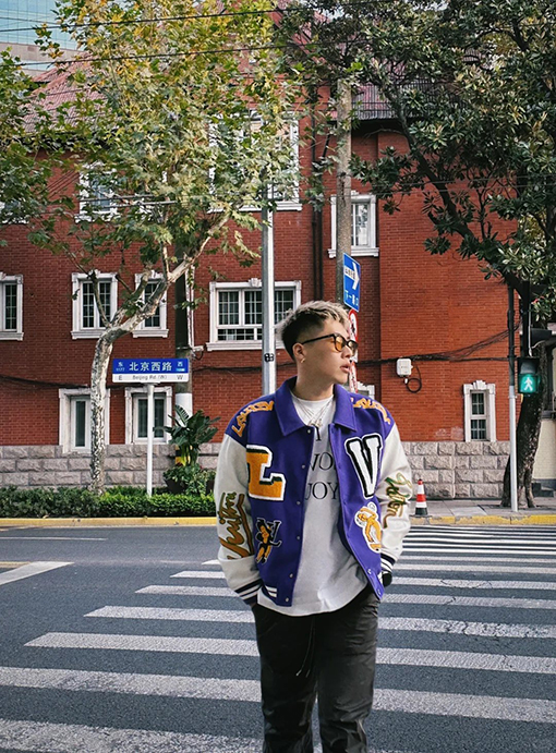 ルイヴィトンブランドコピー スタイリッシュな漫画パッチワークベースボールジャケット