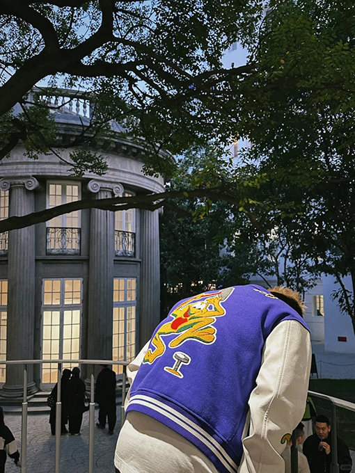 ルイヴィトンブランドコピー スタイリッシュな漫画パッチワークベースボールジャケット