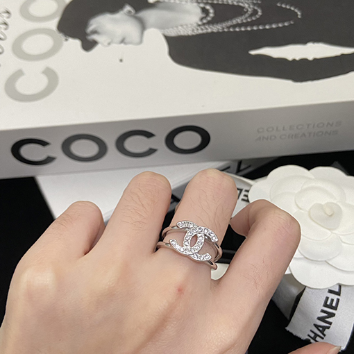 シャネルコピー 全面ダイヤモンドのダブルCシルバ二重層リング