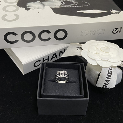 シャネルコピー 全面ダイヤモンドのダブルCシルバ二重層リング