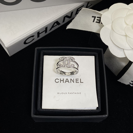シャネルコピー 全面ダイヤモンドのダブルCシルバ二重層リング