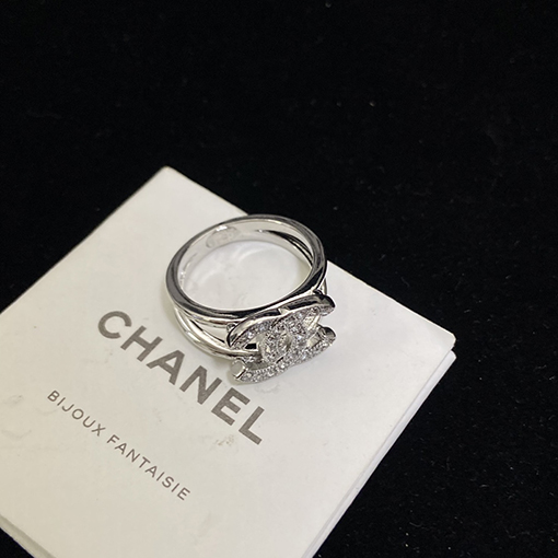 シャネルコピー 全面ダイヤモンドのダブルCシルバ二重層リング