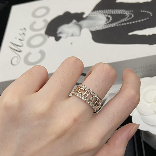 シャネルスーパーコピー 透かし彫りの文字リング