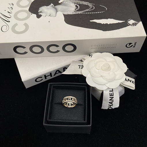 シャネルスーパーコピー 透かし彫りの文字リング