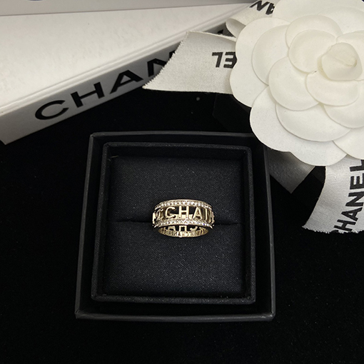 シャネルスーパーコピー 透かし彫りの文字リング