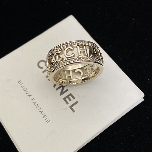 シャネルスーパーコピー 透かし彫りの文字リング