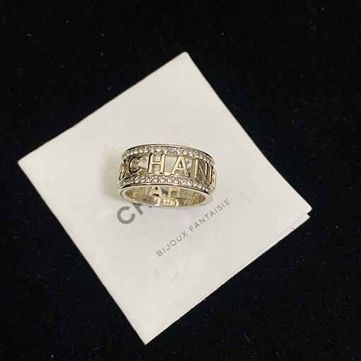 シャネルスーパーコピー 透かし彫りの文字リング