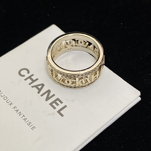 シャネルスーパーコピー 透かし彫りの文字リング