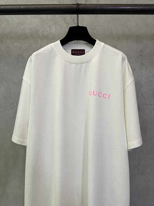 グッチスーパーコピー GUCCI 発泡パウダーロゴ入り半袖Tシャツ