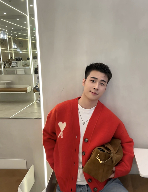 アミ スタイリッシュなアルパカウールのVネックカーディガン