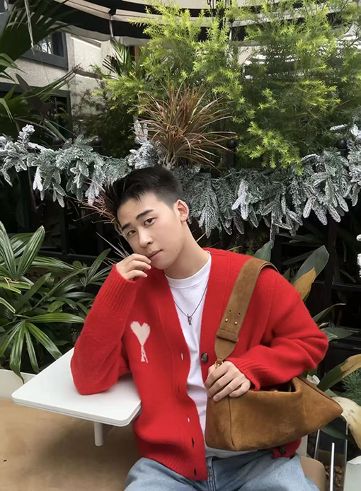 アミ スタイリッシュなアルパカウールのVネックカーディガン