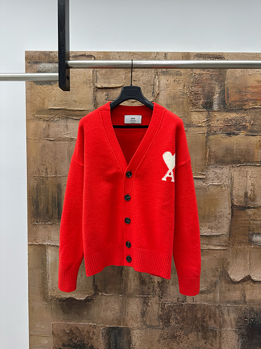 アミ スタイリッシュなアルパカウールのVネックカーディガン