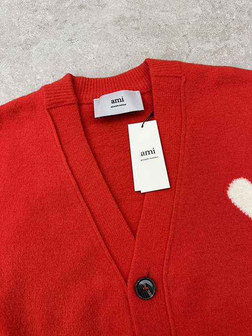 アミ スタイリッシュなアルパカウールのVネックカーディガン