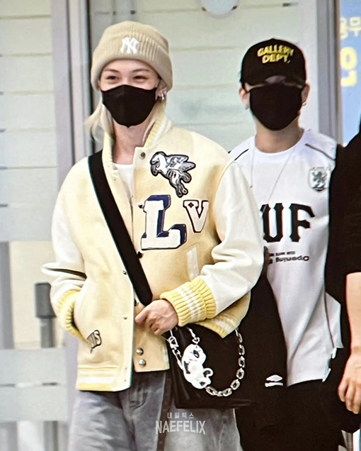 ルイヴィトンコピー 文字柄ストライプのベースボールジャージ