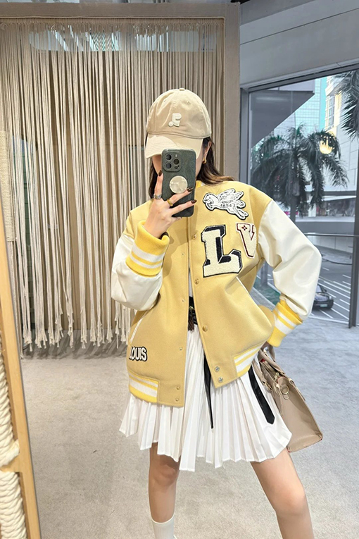 ルイヴィトンコピー 文字柄ストライプのベースボールジャージ