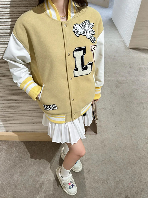 ルイヴィトンコピー 文字柄ストライプのベースボールジャージ