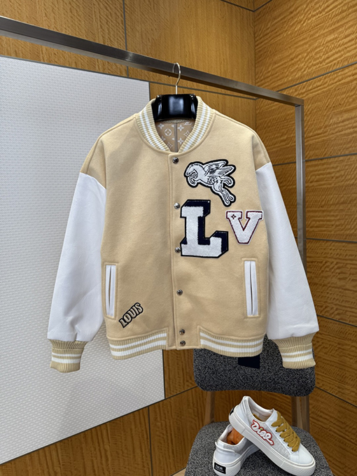ルイヴィトンコピー 文字柄ストライプのベースボールジャージ