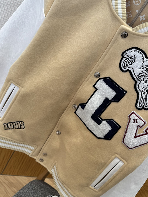 ルイヴィトンコピー 文字柄ストライプのベースボールジャージ