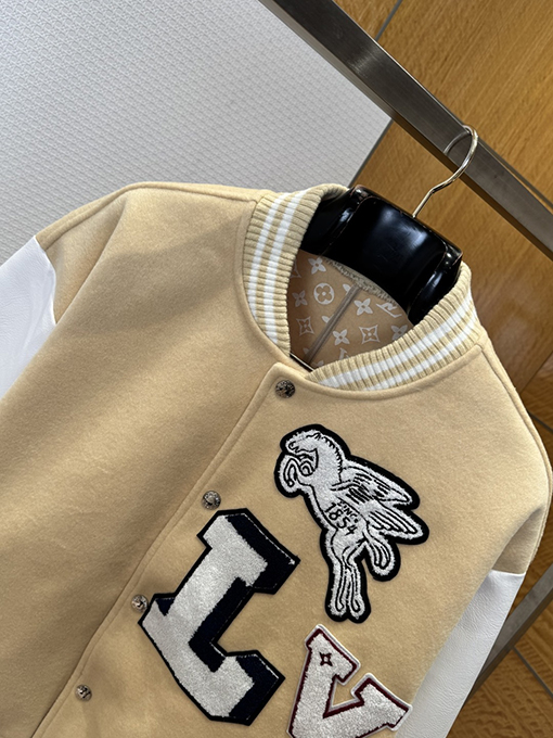 ルイヴィトンコピー 文字柄ストライプのベースボールジャージ