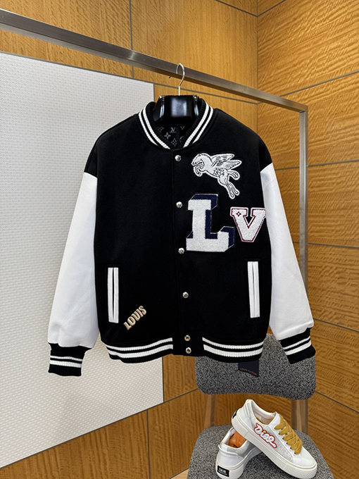 ルイヴィトンコピー 文字柄ストライプのベースボールジャージ