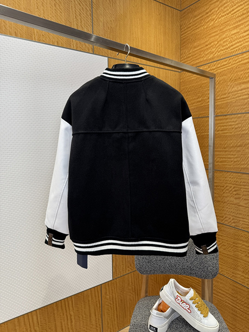 ルイヴィトンコピー 文字柄ストライプのベースボールジャージ