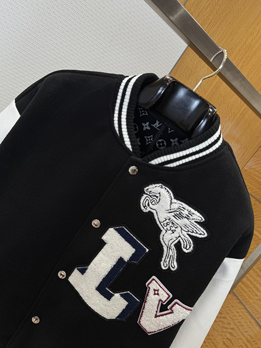 ルイヴィトンコピー 文字柄ストライプのベースボールジャージ