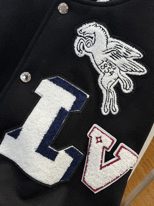 ルイヴィトンコピー 文字柄ストライプのベースボールジャージ