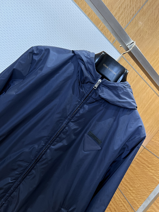 プラダ 布製パッチ付き三角形ロゴ入りフード付きジャケット