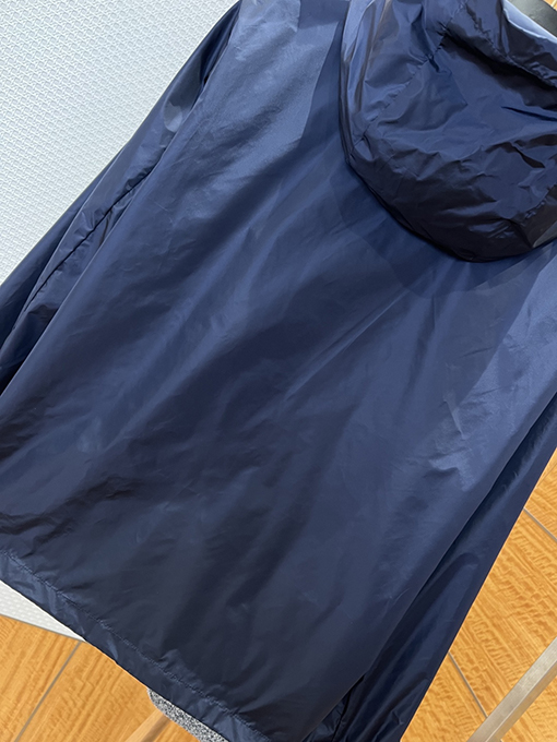 プラダ 布製パッチ付き三角形ロゴ入りフード付きジャケット